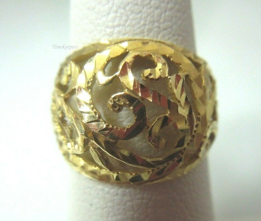 q563 Gorgeous 14kt Yellow Gold Swirl Ring Size 5 (USA)