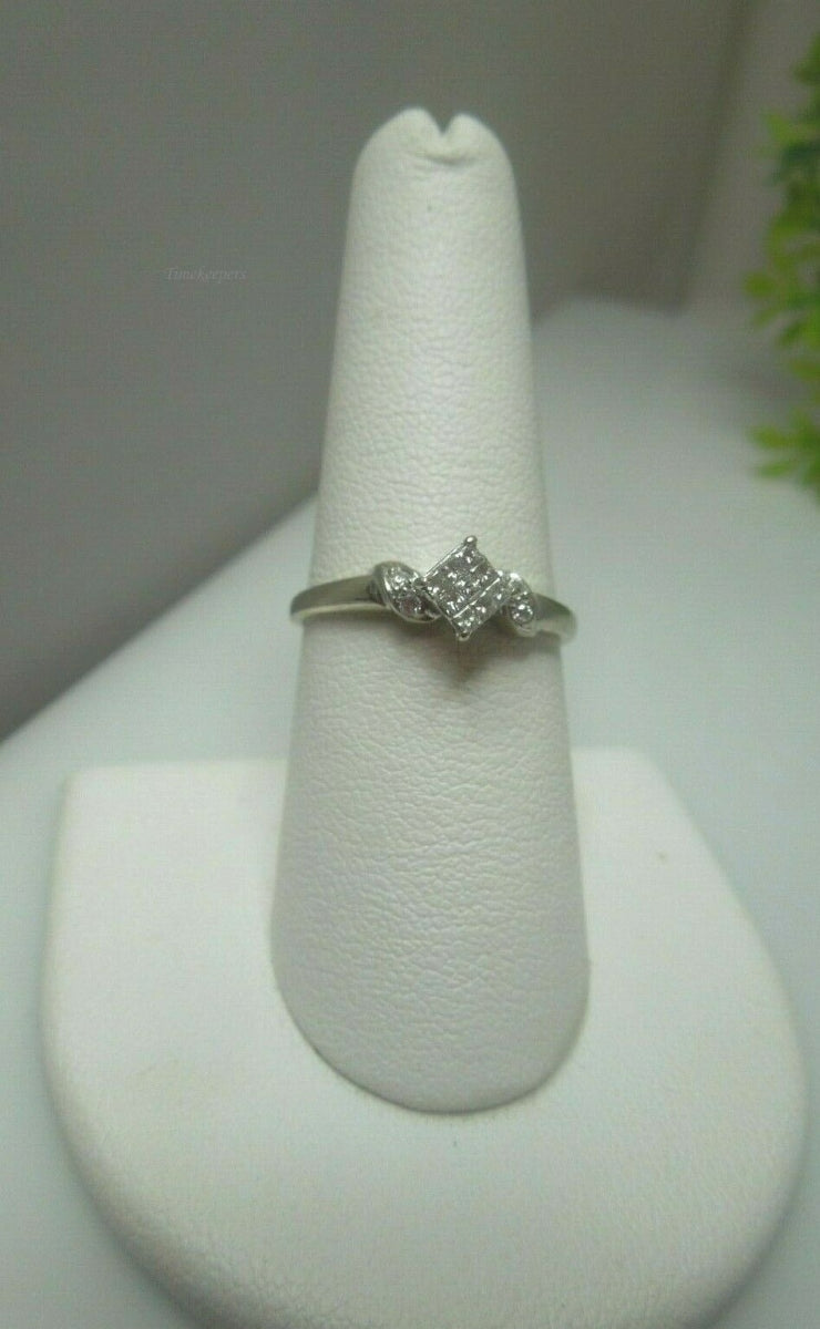 q660 Beautiful 10kt White Gold Diamond .12 cts Ring Size 8.5(USA)