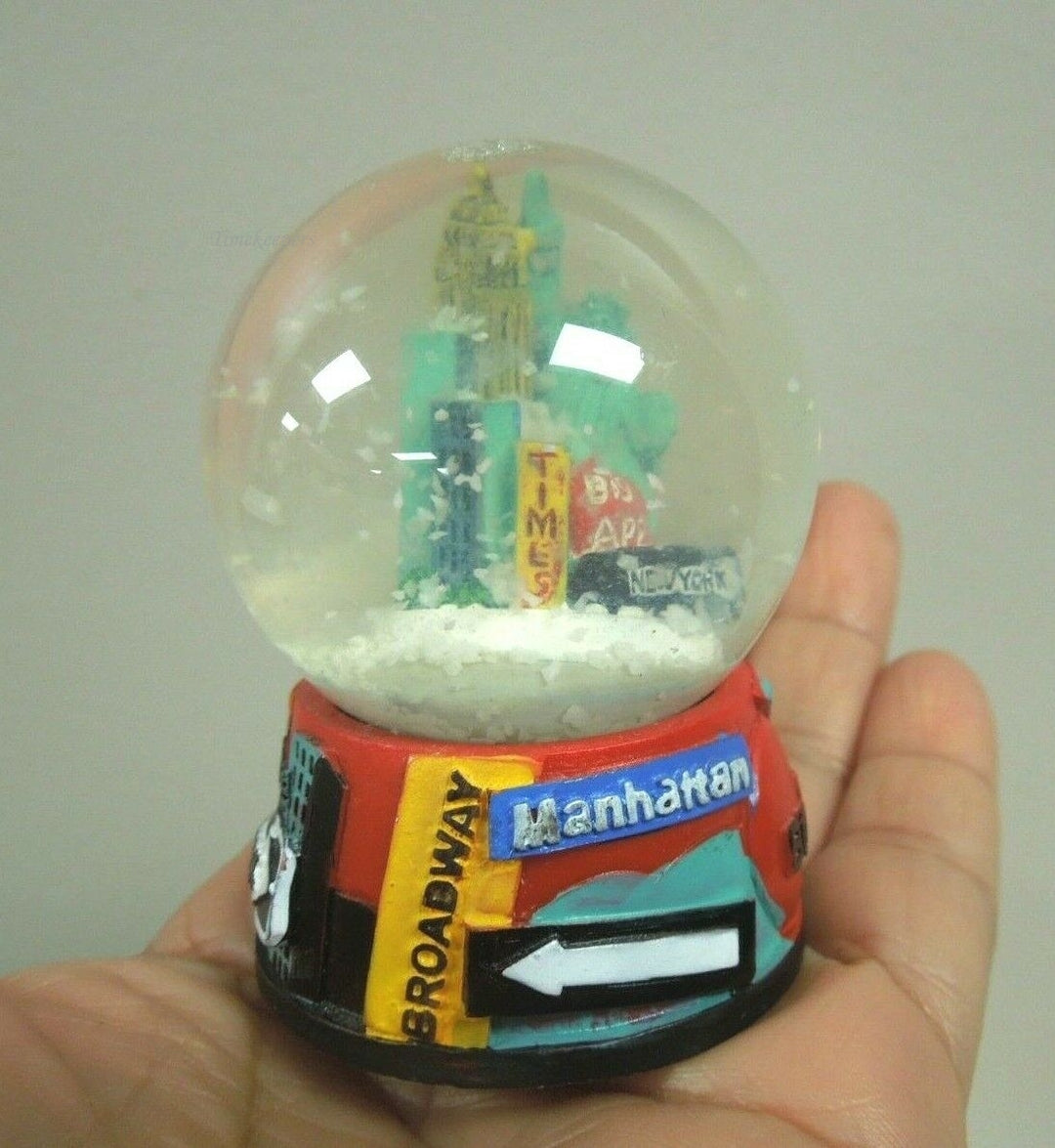 q876 New York City Broadway Manhattan Snow Globe | NYC Souvenir Figurine