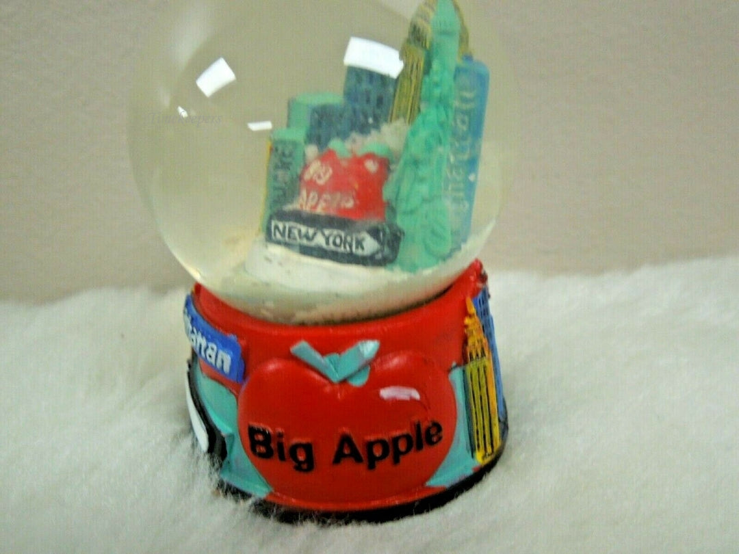 q876 New York City Broadway Manhattan Snow Globe | NYC Souvenir Figurine