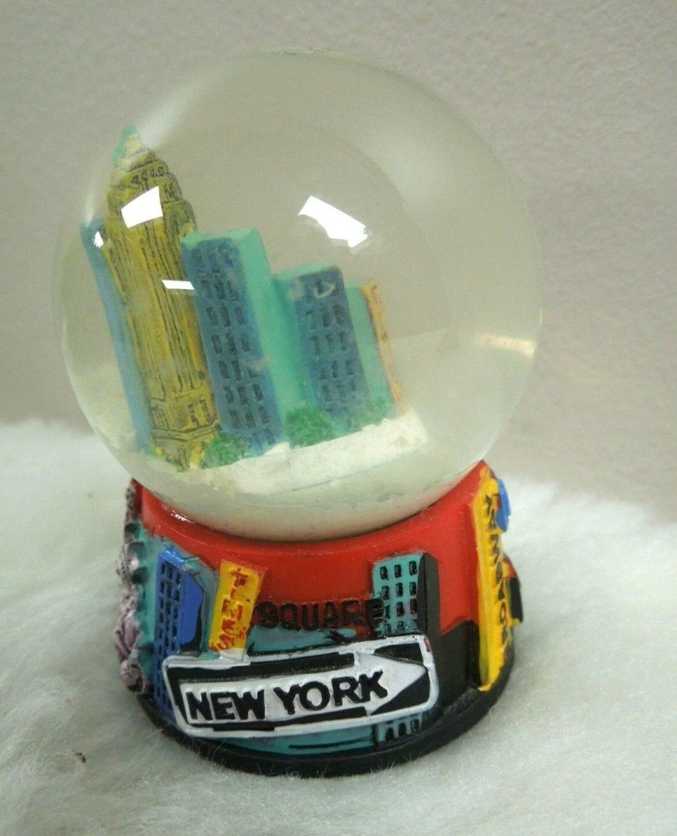 q876 New York City Broadway Manhattan Snow Globe | NYC Souvenir Figurine