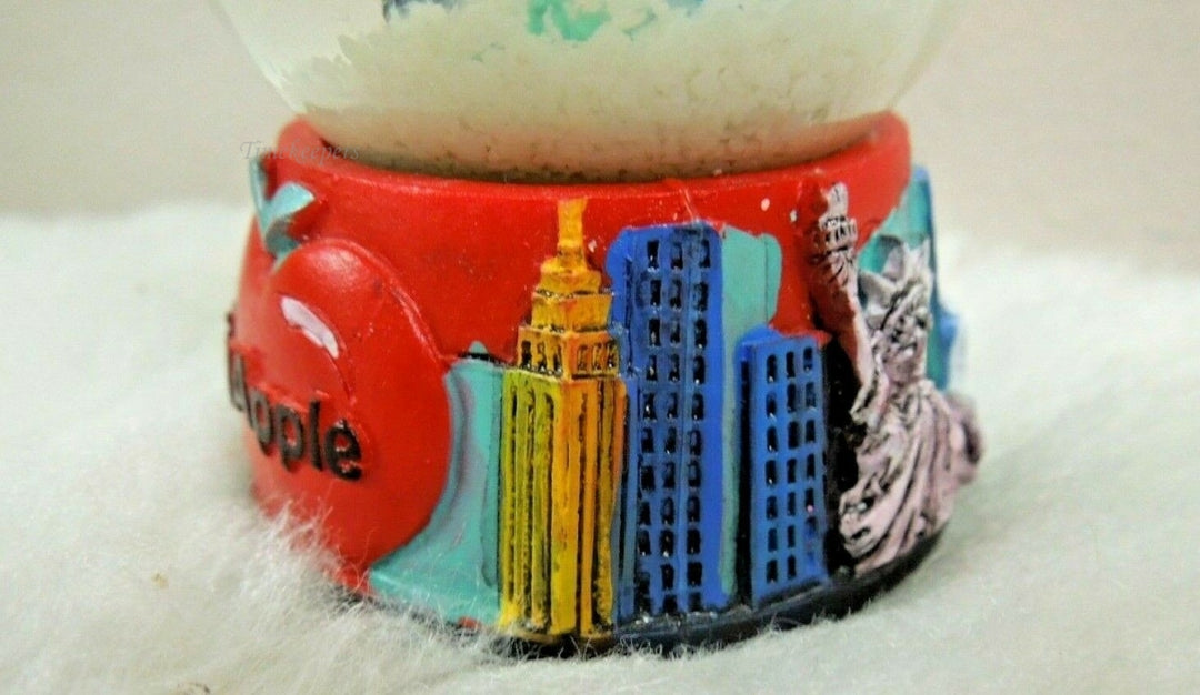 q876 New York City Broadway Manhattan Snow Globe | NYC Souvenir Figurine