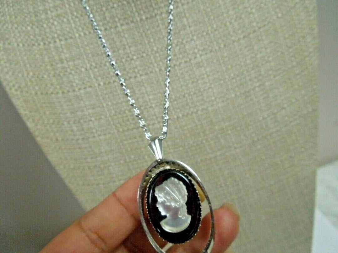 r020 Vintage Black &amp; White Lady Cameo Pendant Necklace Silver Tone