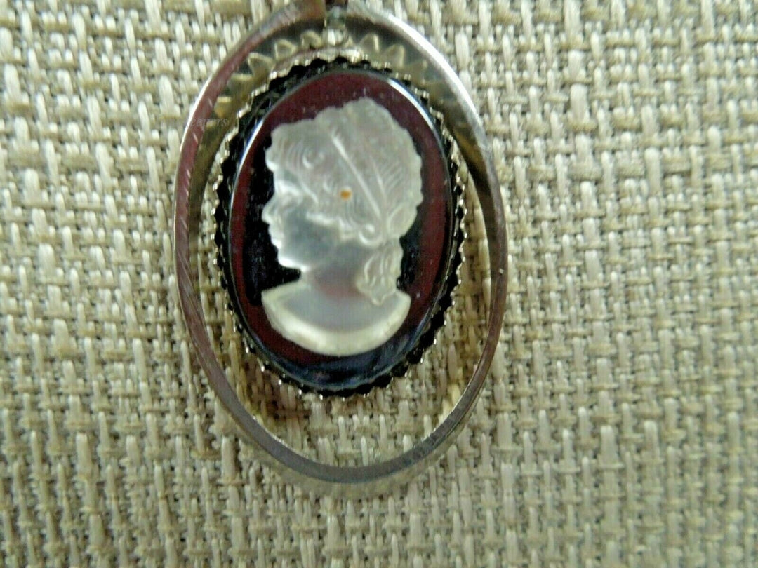 r020 Vintage Black &amp; White Lady Cameo Pendant Necklace Silver Tone