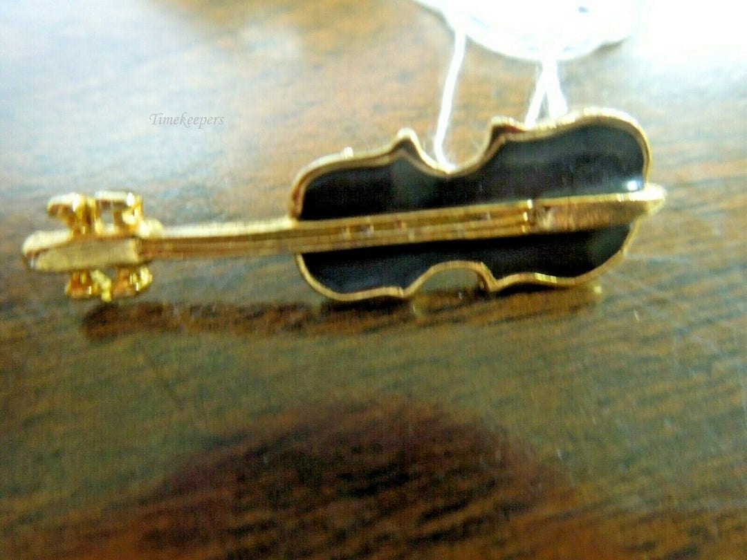 r075 Gold Tone Black Enamel Guitar Pin Brooch Charm