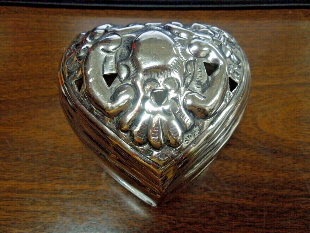 r683 Vintage Heart Shaped Metal Silvertone Ornate Trinket Box with Lid 