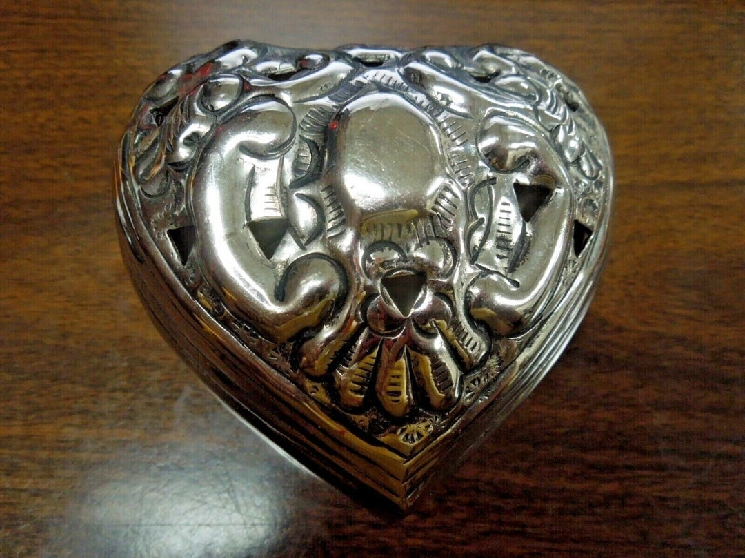 r683 Vintage Heart Shaped Metal Silvertone Ornate Trinket Box with Lid 