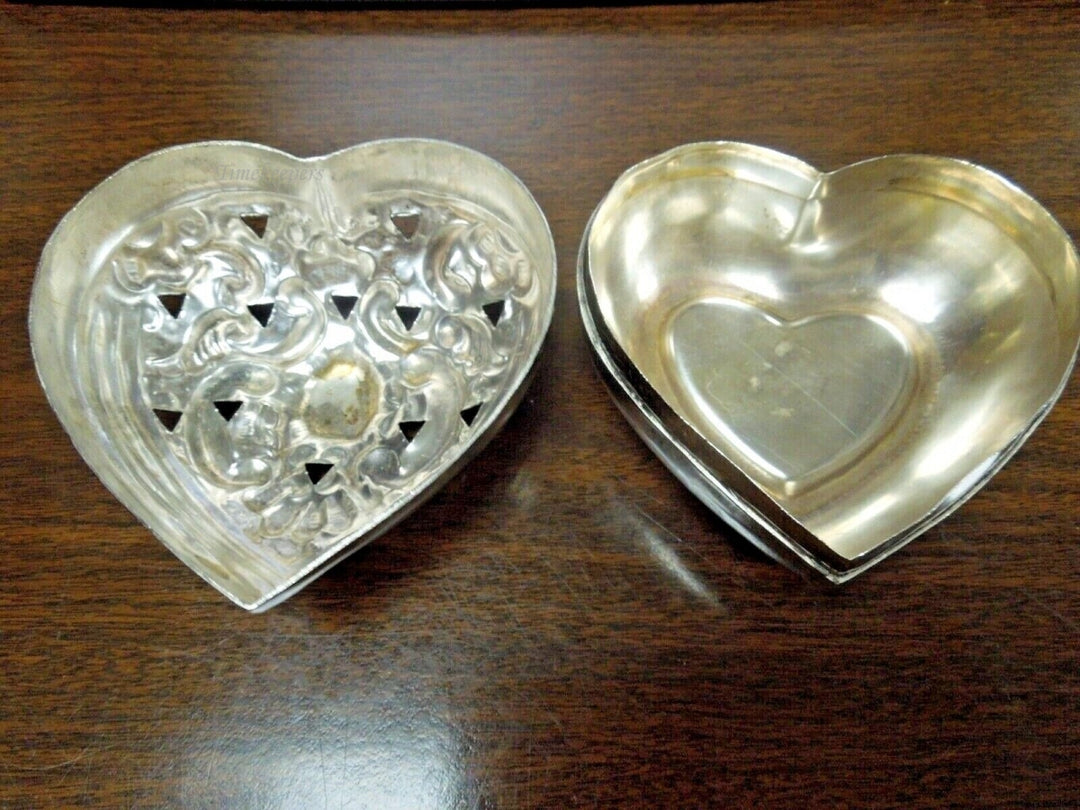 r683 Vintage Heart Shaped Metal Silvertone Ornate Trinket Box with Lid 