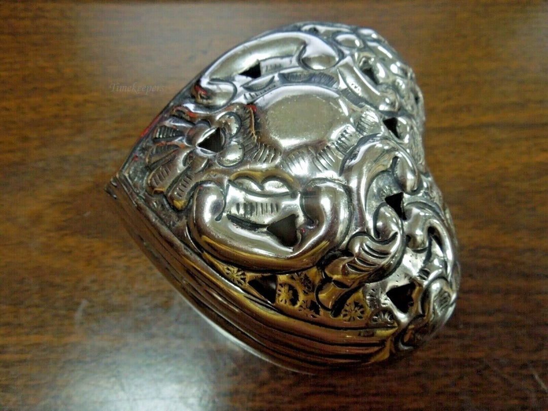 r683 Vintage Heart Shaped Metal Silvertone Ornate Trinket Box with Lid 