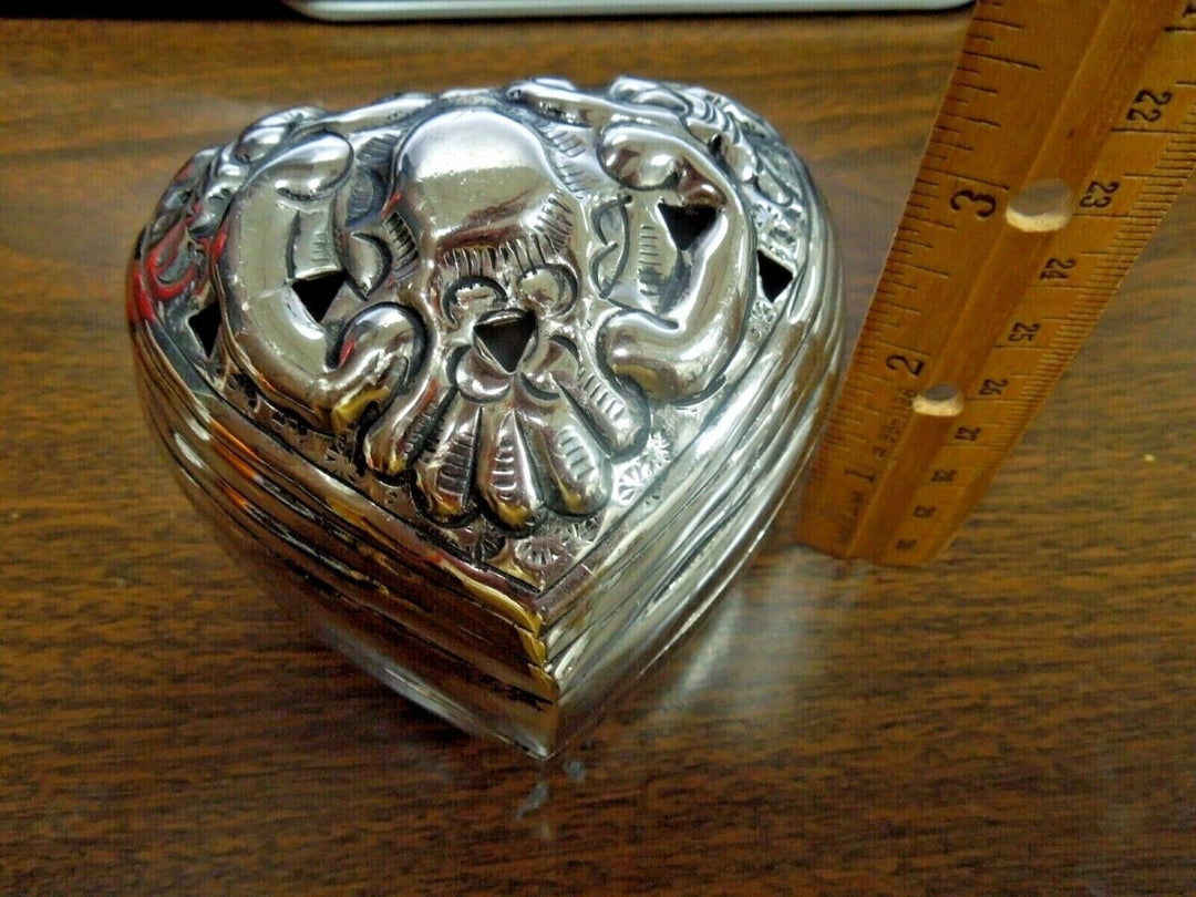 r683 Vintage Heart Shaped Metal Silvertone Ornate Trinket Box with Lid 