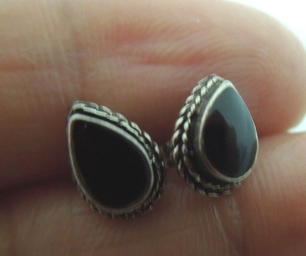 r731 Pretty Pair of Sterling Silver Black Onyx Studs Earrings Signed