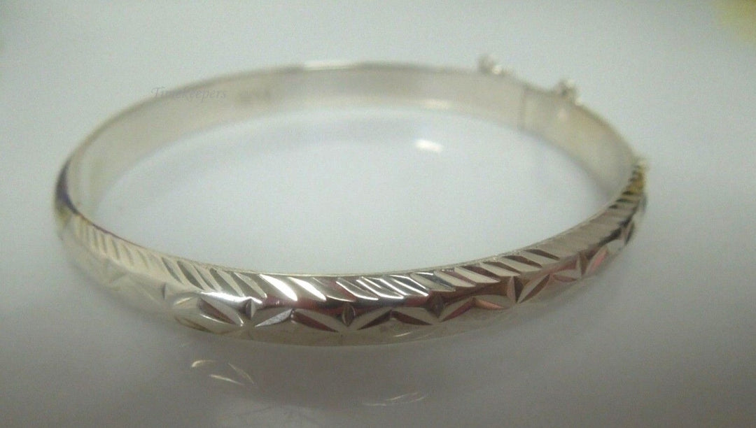 r810 Beautiful Vintage Sterling Silver Etched Bangle Bracelet 7"