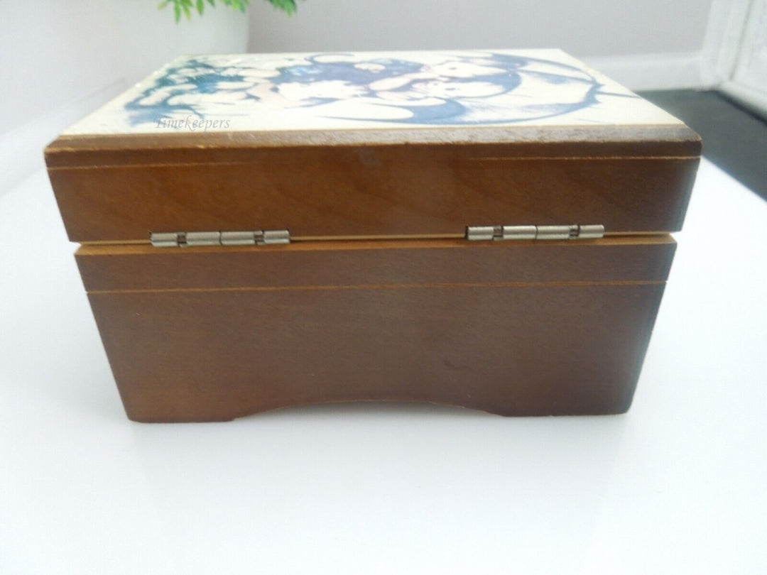r375 Vintage Wood Music Box Two Kids Rain Drops Picture Sankyo Movement Made in Japan
