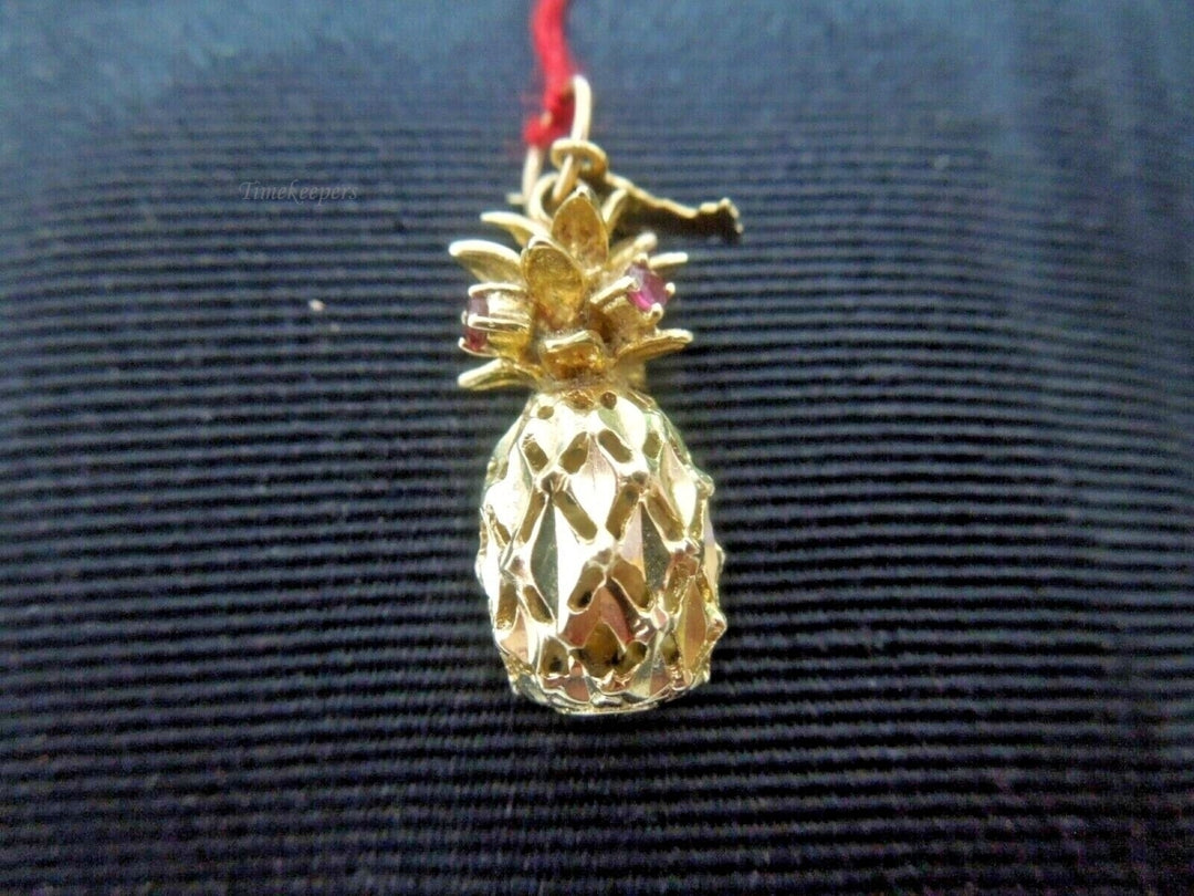 r855  Vintage 14k Gold 3D Diamond-Cut Pineapple Pendant and Hawaii State Charm Signed 3 g