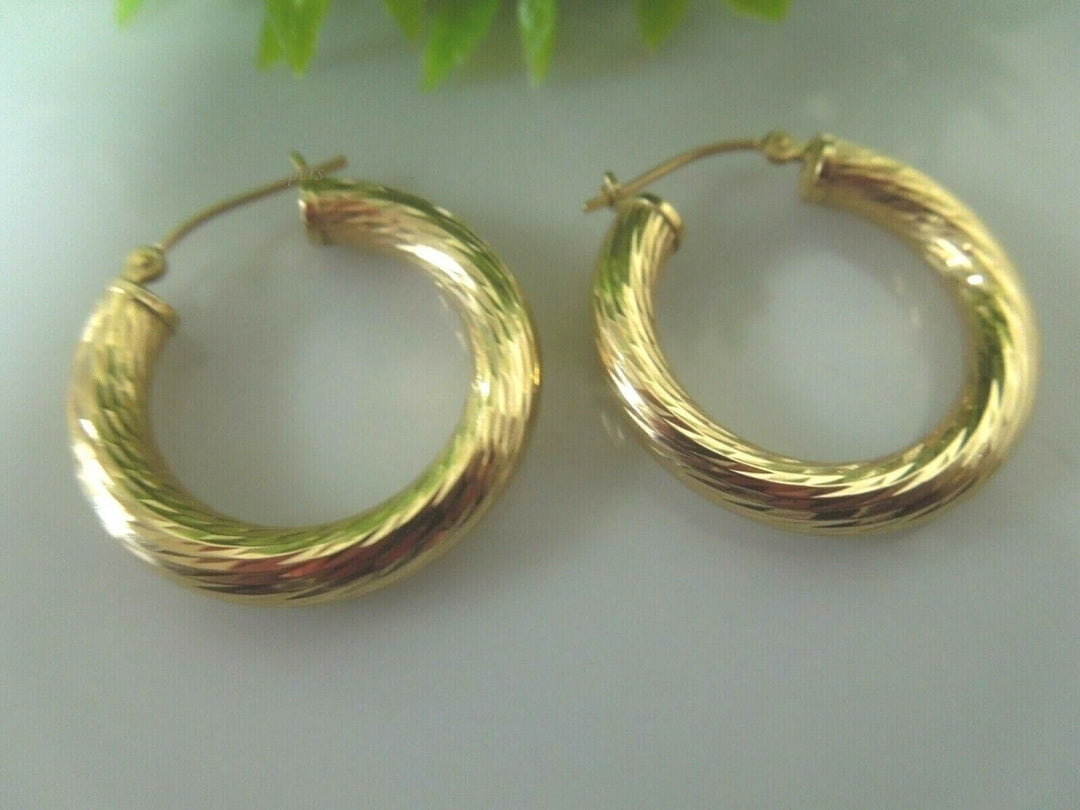 q674 Pretty Pair of 14kt Yellow Gold Hoop Earrings 2 g