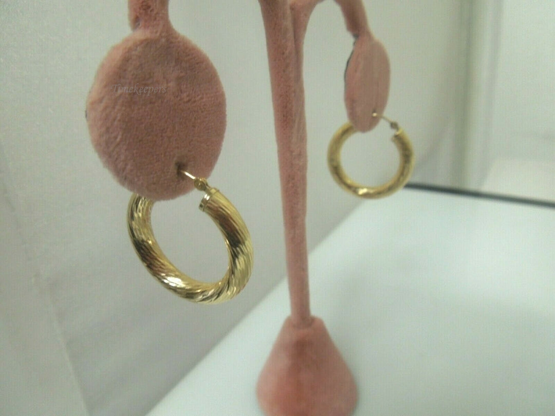 q674 Pretty Pair of 14kt Yellow Gold Hoop Earrings 2 g