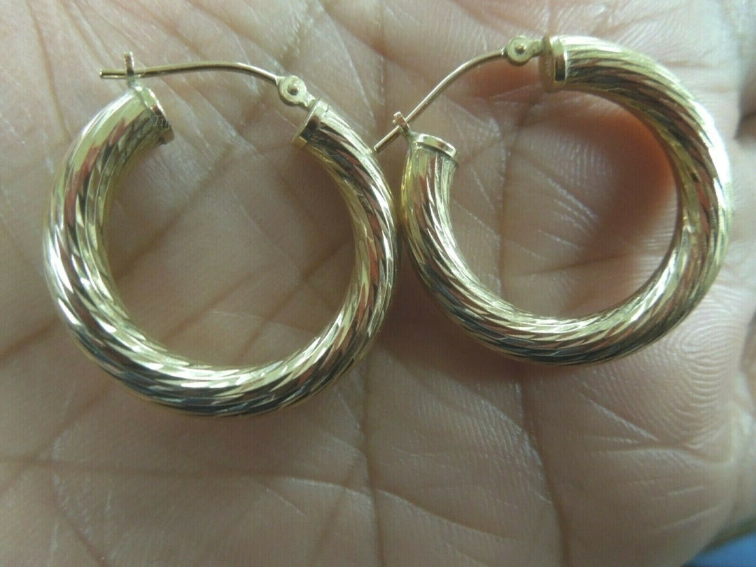 q674 Pretty Pair of 14kt Yellow Gold Hoop Earrings 2 g