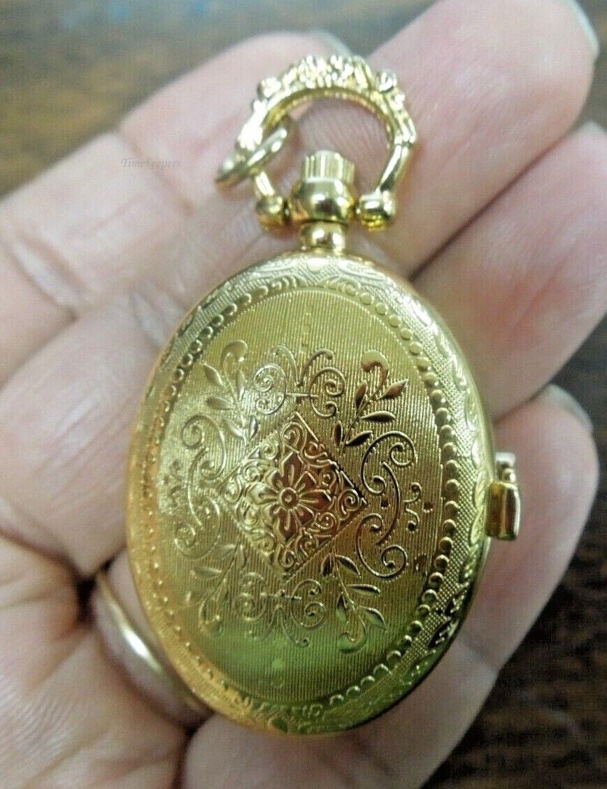 r867 Vintage Oval Etched Quartz Clock Gold tone Pendant Rare