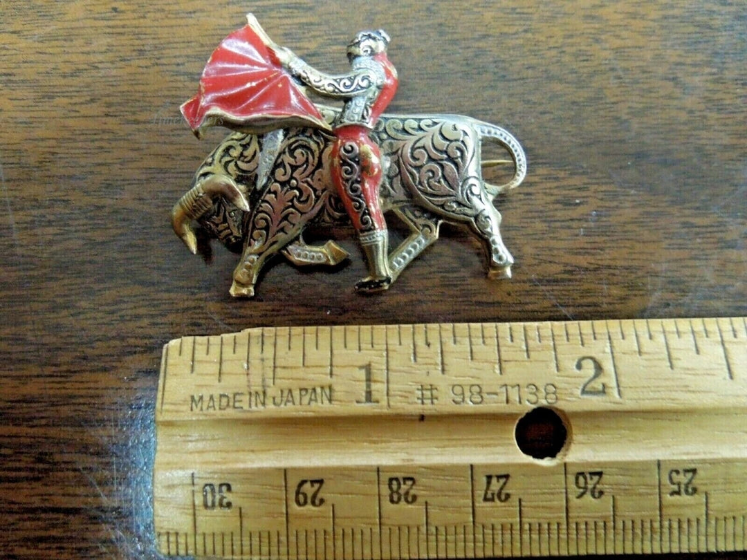 r555 Matador Brooch Bullfighter Bull Man Red Flag Spanish Filigree Texture