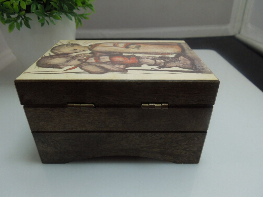 r377 Vintage 1975 Wood Music Box Two Kids Picture Sankyo Movement Made in Hong Kong