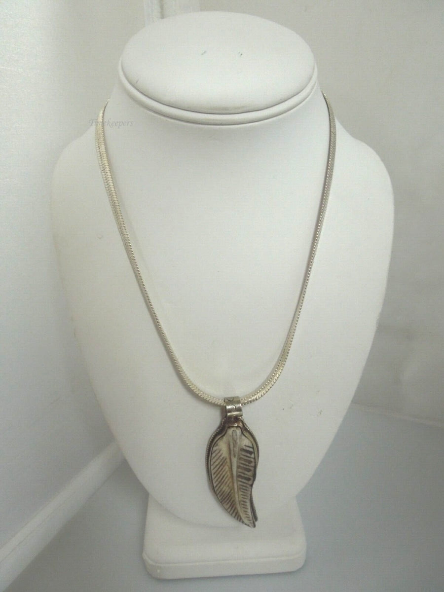 r463 Sterling Silver Herringbone Chain and leaf shaped reversible Pendant Signed Made In Italy 21"