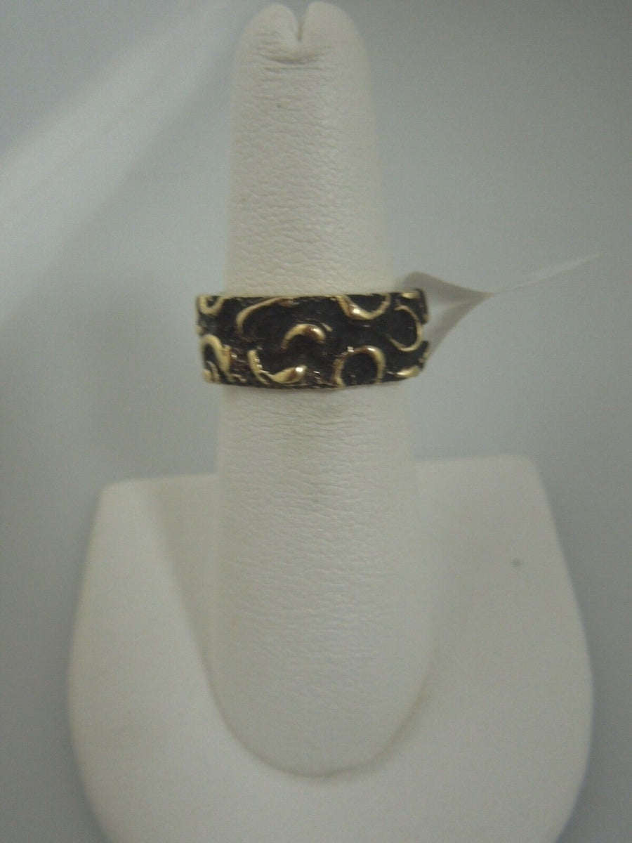 r518 (14kt) Yellow Gold ring with black finish design Wedding Band Ring Size 6.25(USA) Signed 7.4 mm