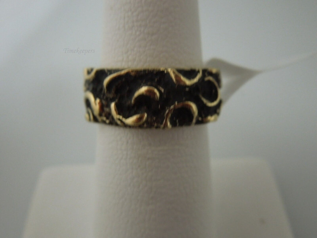 r518 (14kt) Yellow Gold ring with black finish design Wedding Band Ring Size 6.25(USA) Signed 7.4 mm