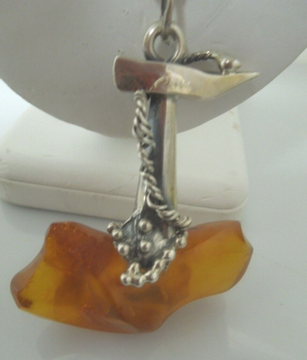 r872 Vintage Sterling Silver Chain Italy and  Baltic Amber Pendant Necklace 22"