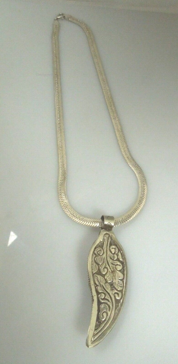 r463 Sterling Silver Herringbone Chain and leaf shaped reversible Pendant Signed Made In Italy 21"