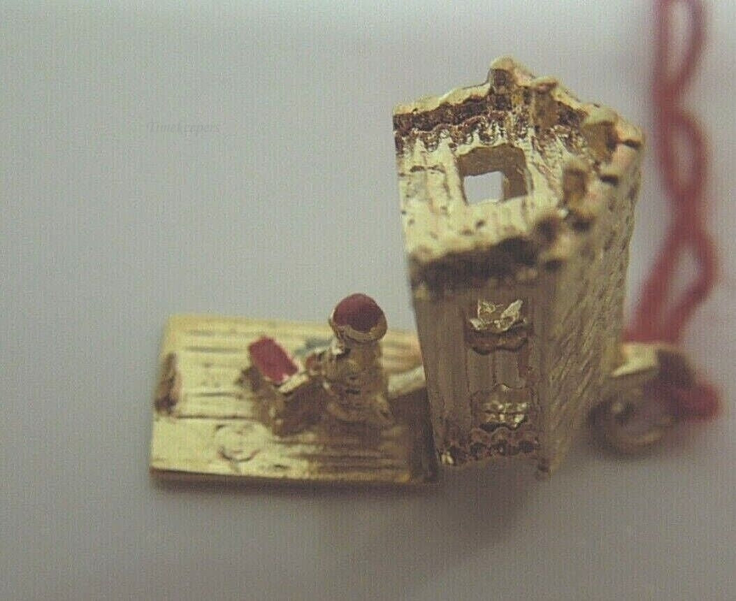 r947 14kt Yellow Gold Movable Log Cabin House Pendant