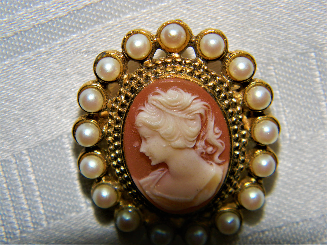 j551 Beautiful Retro Gold Tone Cameo Brooch with Faux Pearls