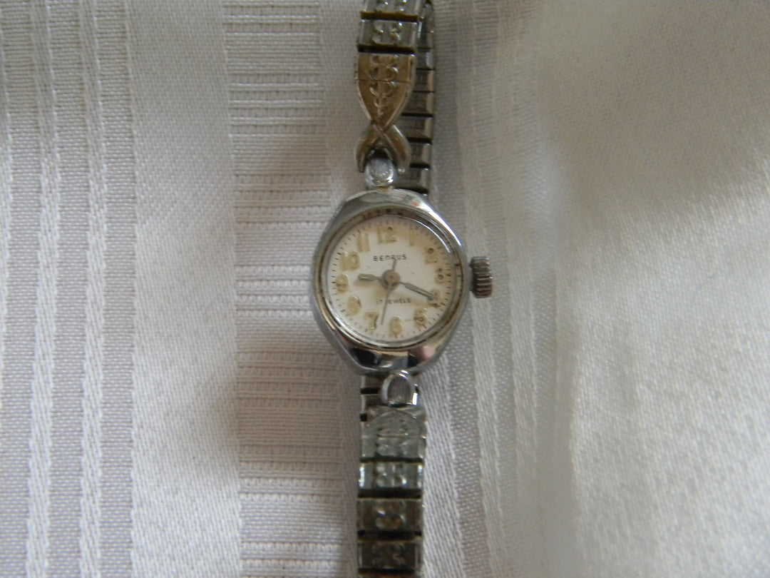 h653 Vintage 1950's Benrus Women's Mechanical Watch in Silver Tone