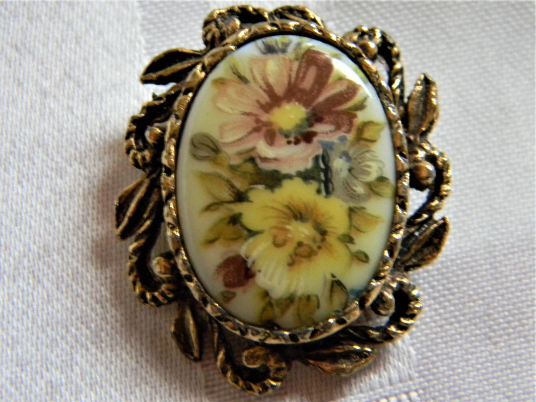 h661 Vintage Oval Brooch with Painted Flowers in Gold Tone