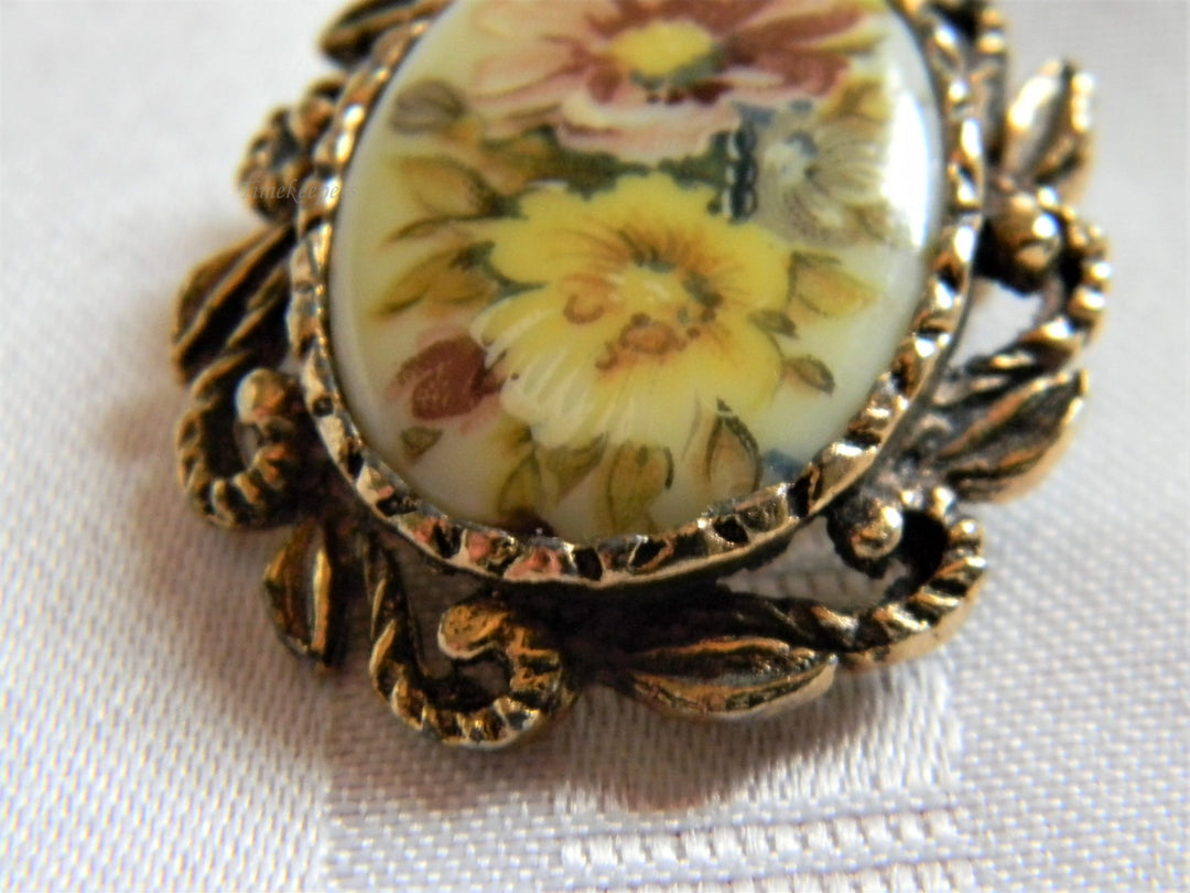 h661 Vintage Oval Brooch with Painted Flowers in Gold Tone