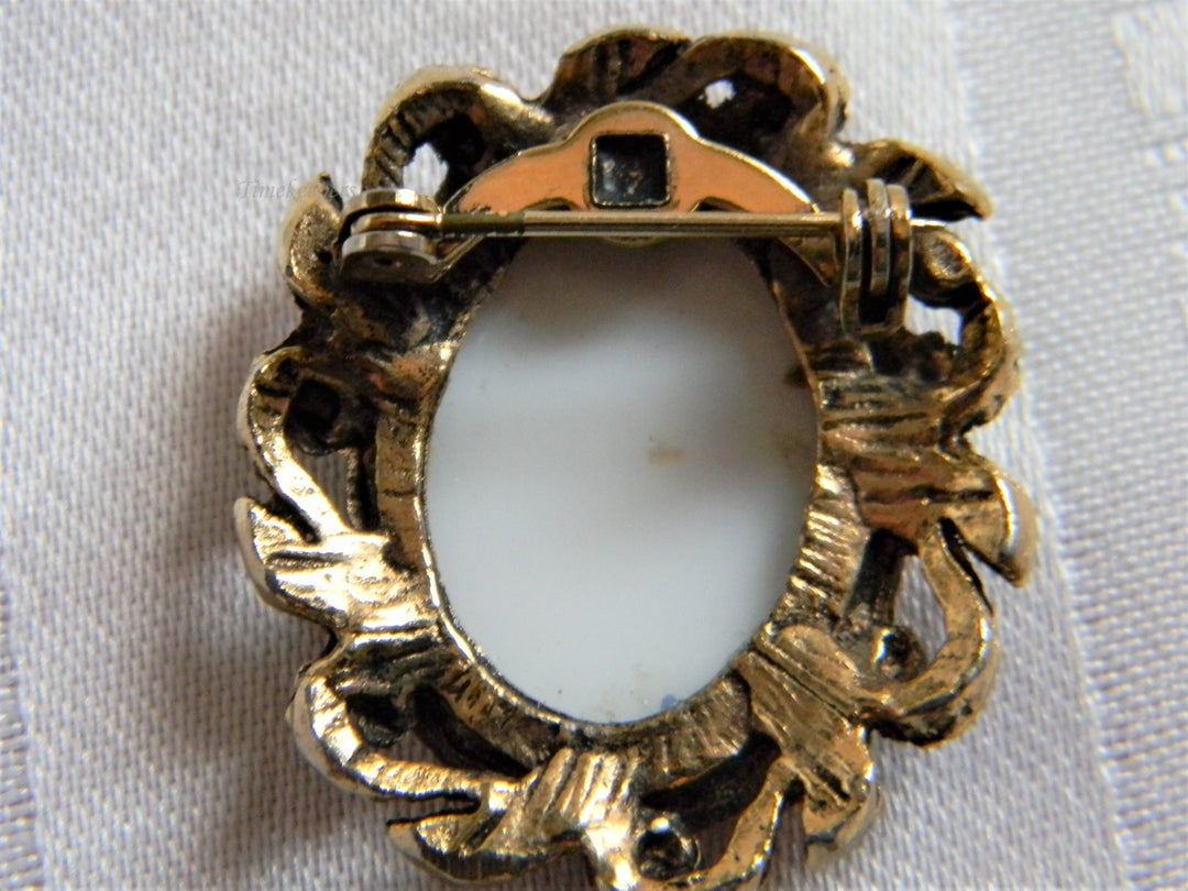 h661 Vintage Oval Brooch with Painted Flowers in Gold Tone