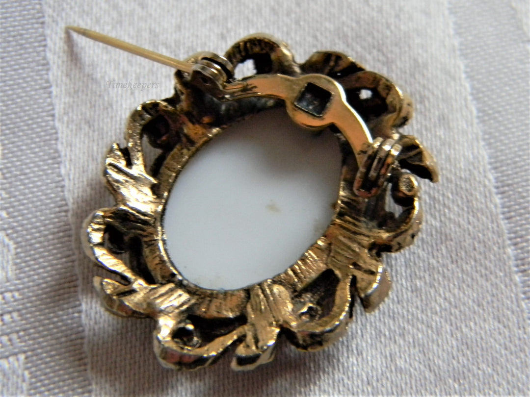 h661 Vintage Oval Brooch with Painted Flowers in Gold Tone