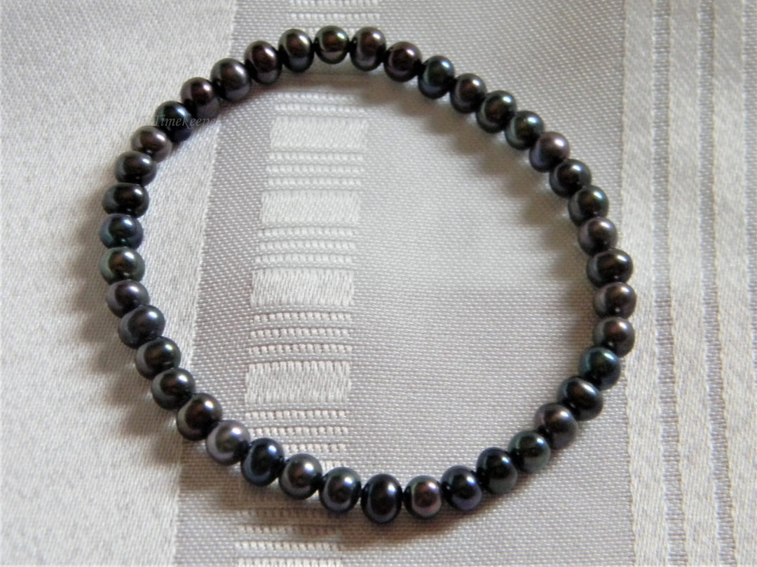 h664 Lovely Stretch Beaded Bracelet with Black faux Pearls