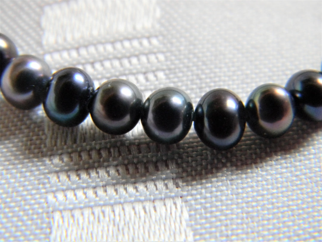 h664 Lovely Stretch Beaded Bracelet with Black faux Pearls