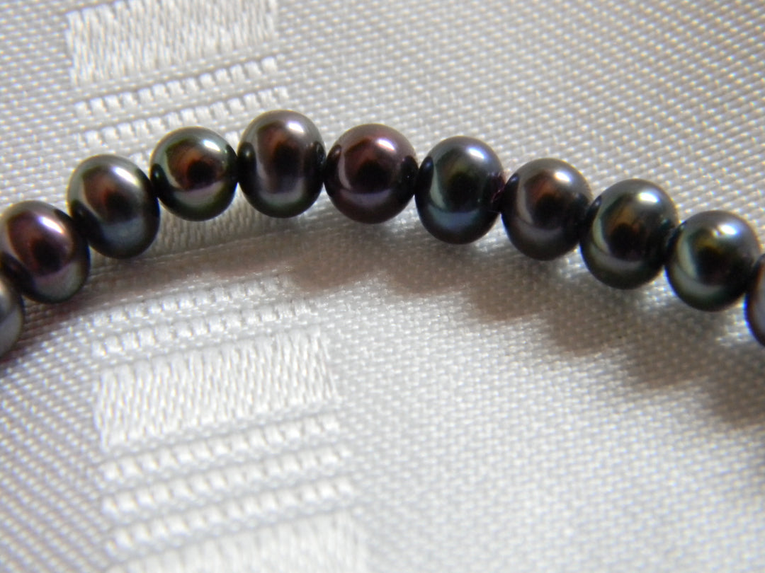 h664 Lovely Stretch Beaded Bracelet with Black faux Pearls