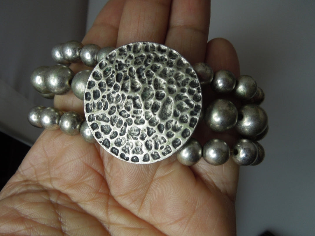 q299 Vintage Silver Tone Beautiful Bracelet Stretchable