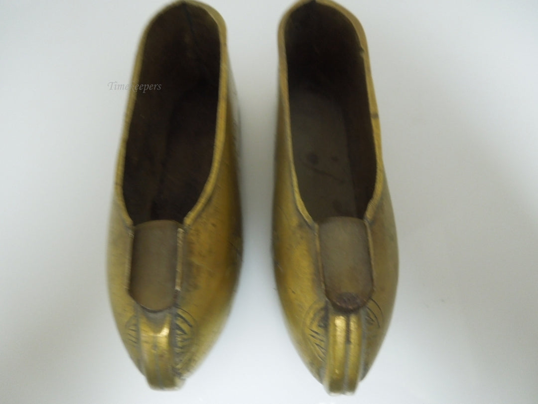 r632 Pair of Shoe Shaped Solid Brass Pivoting Ashtray Antique Vintage etched