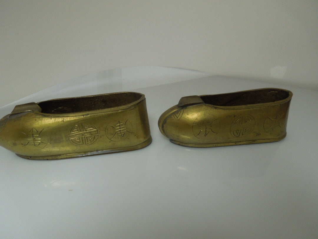 r632 Pair of Shoe Shaped Solid Brass Pivoting Ashtray Antique Vintage etched