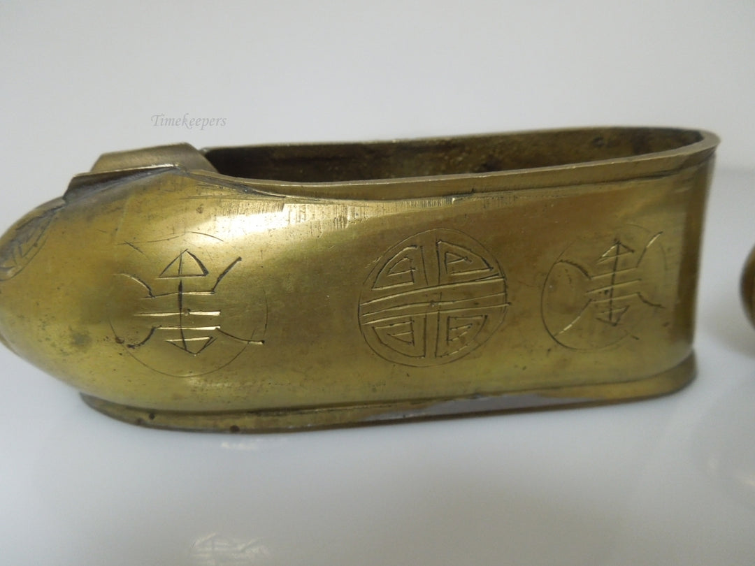 r632 Pair of Shoe Shaped Solid Brass Pivoting Ashtray Antique Vintage etched