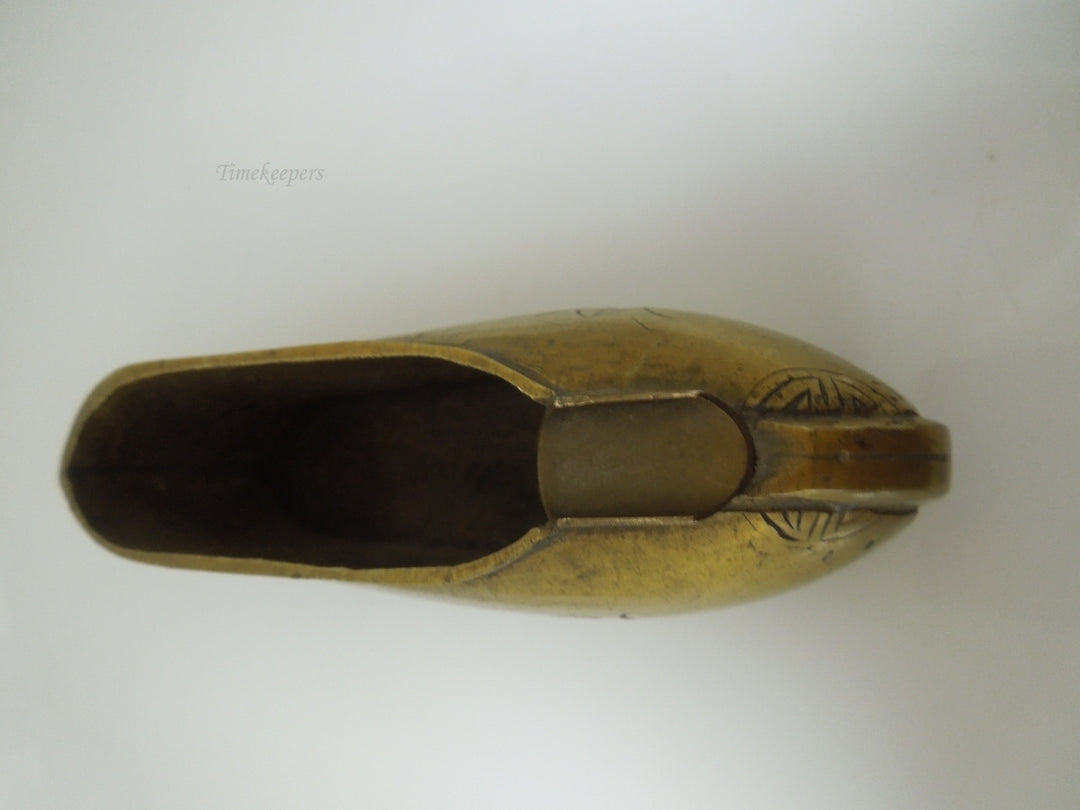 r632 Pair of Shoe Shaped Solid Brass Pivoting Ashtray Antique Vintage etched