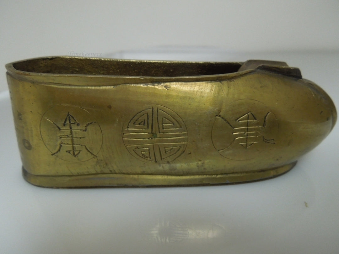 r632 Pair of Shoe Shaped Solid Brass Pivoting Ashtray Antique Vintage etched