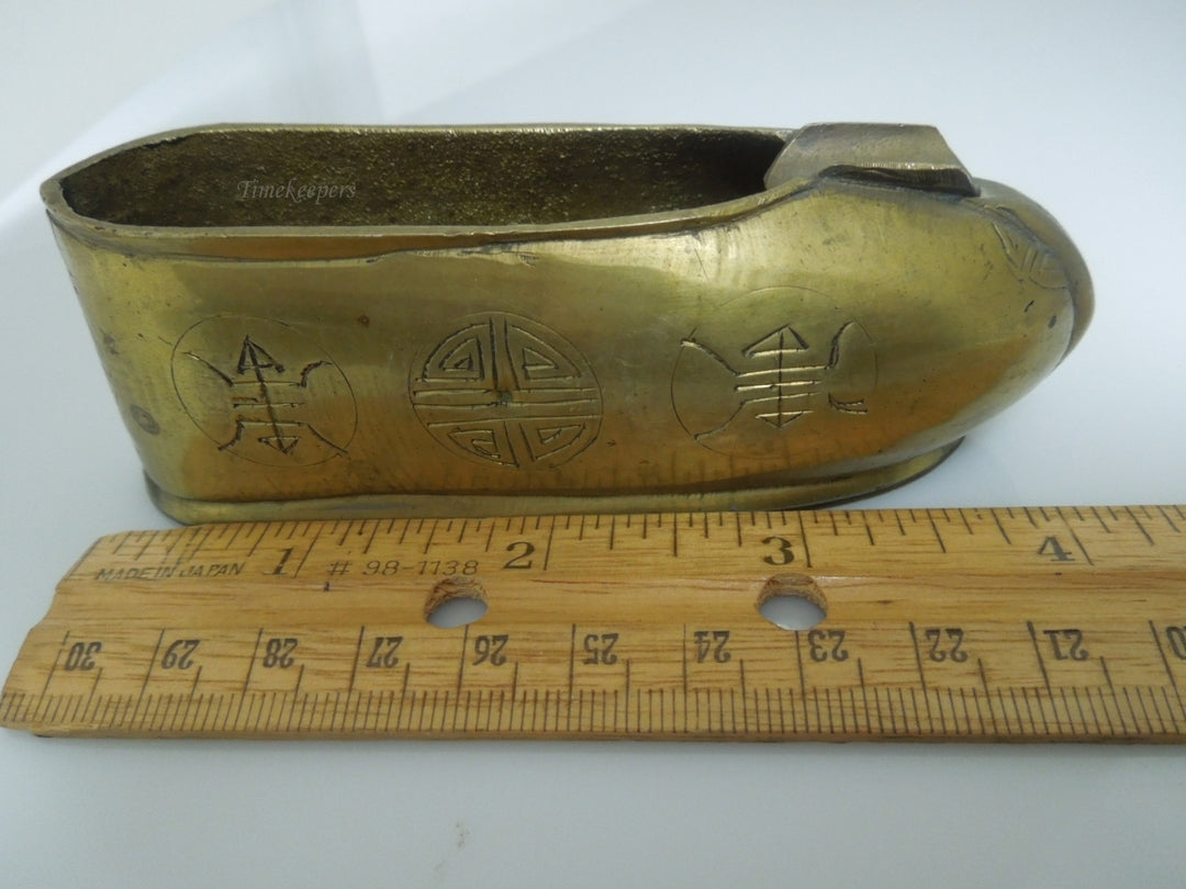 r632 Pair of Shoe Shaped Solid Brass Pivoting Ashtray Antique Vintage etched