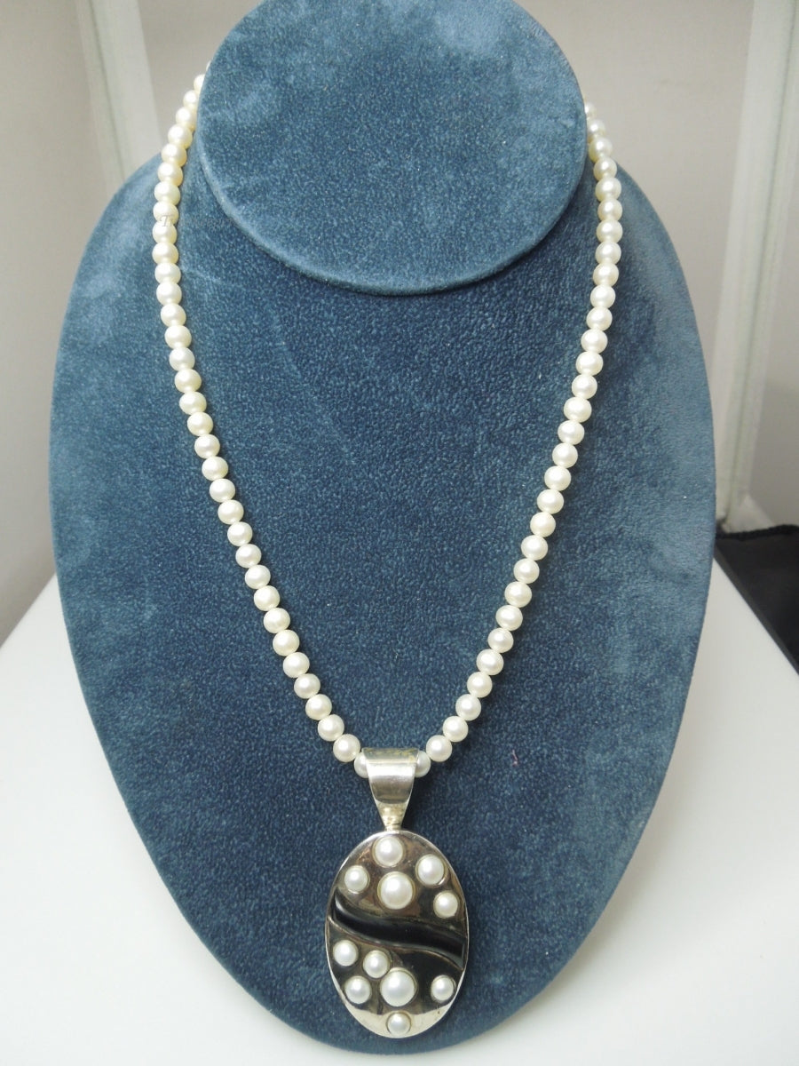 q359 Pretty Pearl Necklace and Sterling Silver Pendant and Clasp