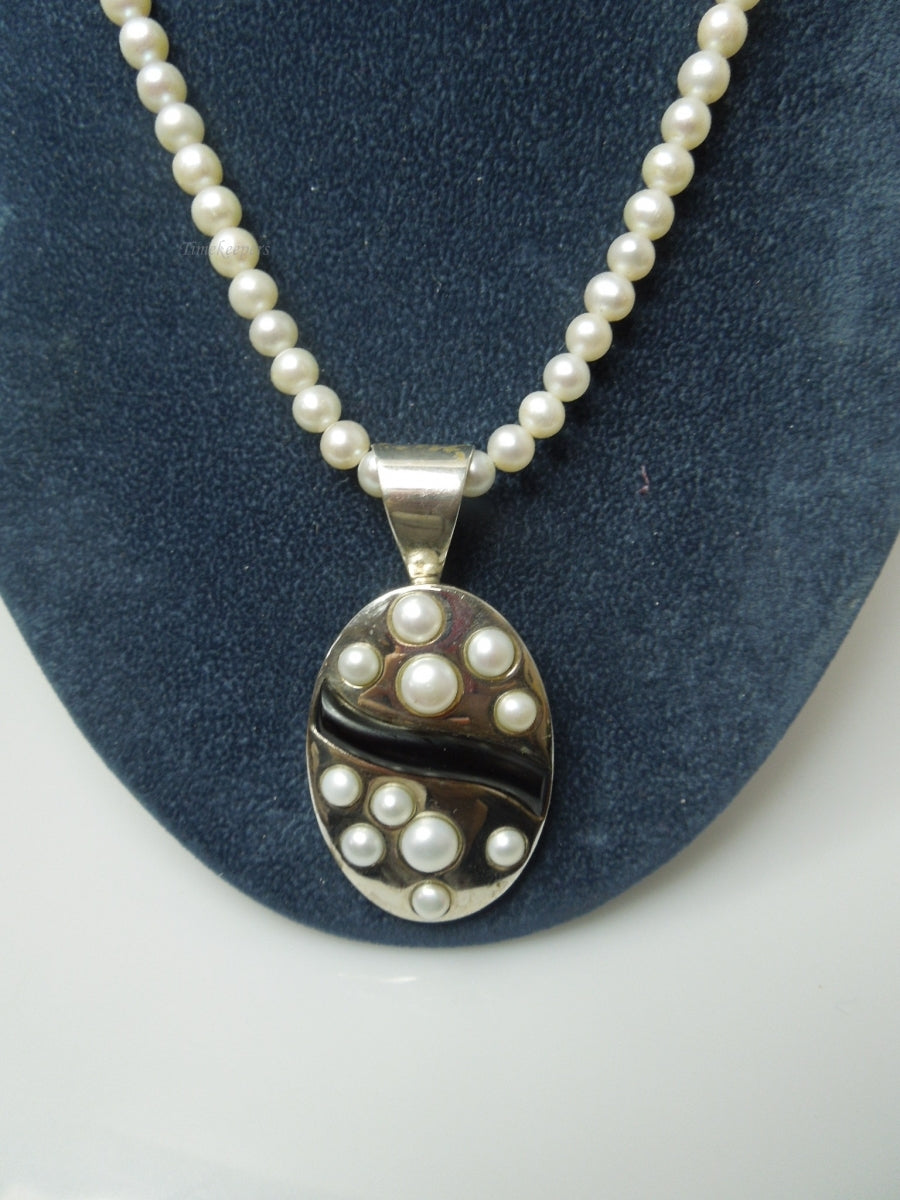 q359 Pretty Pearl Necklace and Sterling Silver Pendant and Clasp