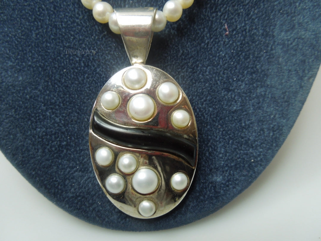 q359 Pretty Pearl Necklace and Sterling Silver Pendant and Clasp