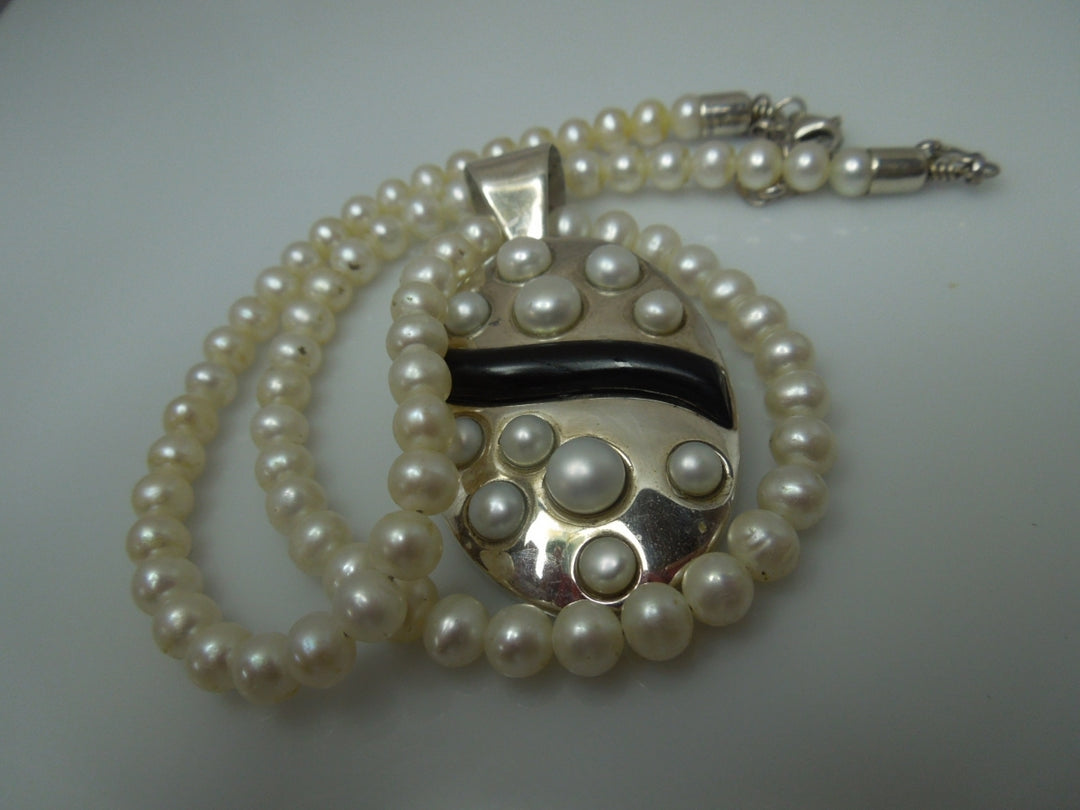 q359 Pretty Pearl Necklace and Sterling Silver Pendant and Clasp